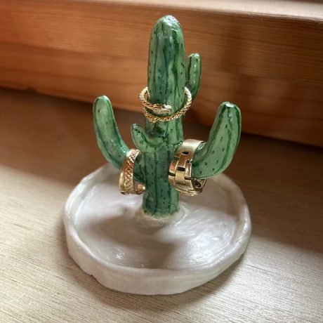 Pezzo in ceramica fredda realizzato con uno stampo
